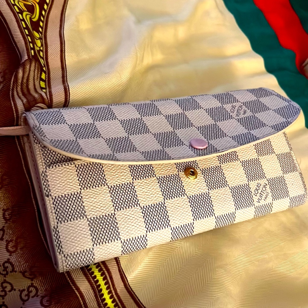 White Damier Louis Vuitton long wallet very clean ✨✨pink inside .BEAUTIFUL ✨✨✨